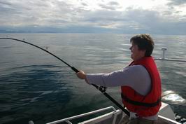 Zdolavani halibuta 50 kg, Sorvaer - cervenec Zdolavani halibuta 50 kg, Sorvaer - cervenec