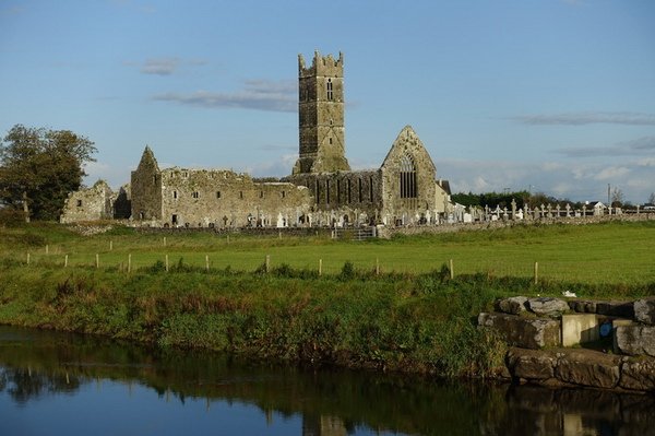 ruiny kostela na brehu reky Clare