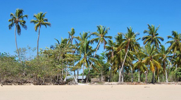 Terres Rouges - rybarsky camp na plazi