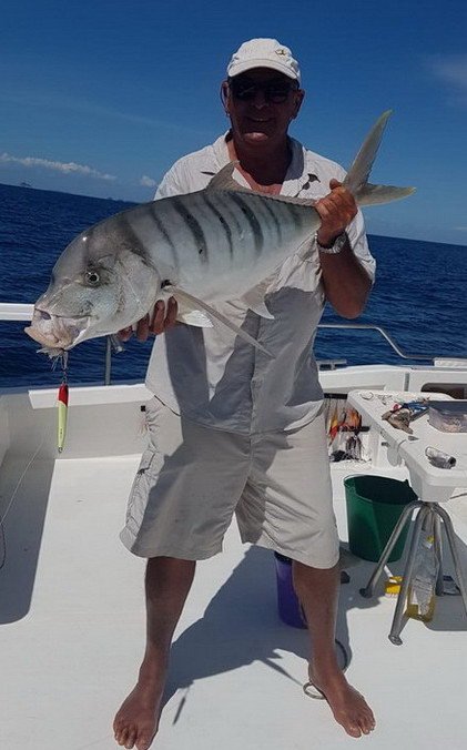 kranas zlaty-pampano (Gnathanodon speciosus) uloveny na jig kranas zlaty-pampano (Gnathanodon speciosus) uloveny na jig