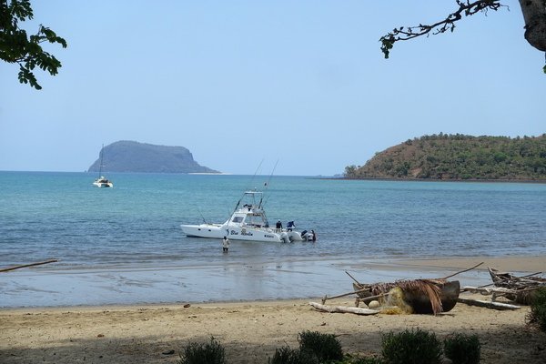 rybářská loď Bluer Marlin v zátoce ostrova Mitsio