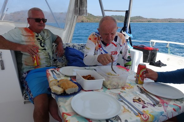 obed na palube rybarske lode Blue Marlin