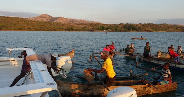 večerní rozdávání ryb místním vesničanům