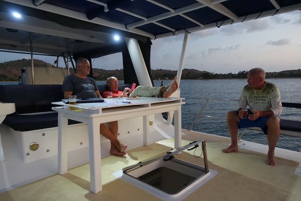 obytná loď, večer na horní palubě