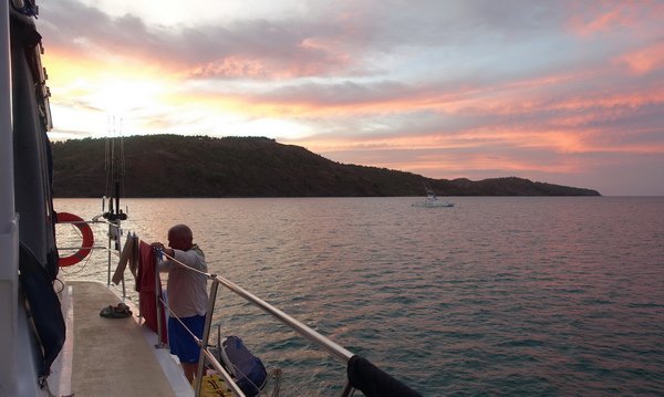 večer na palubě obytné lodě