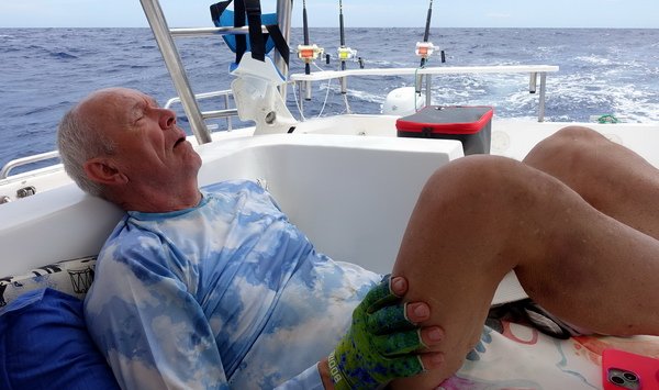 rybář zmožený trollingem