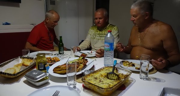 večeře na palubě obytné lodě