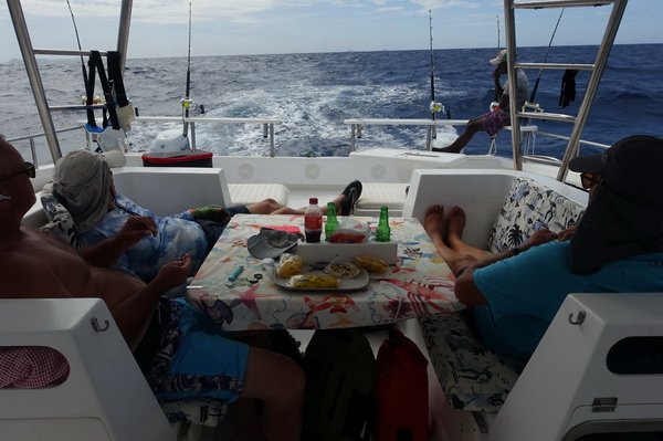 trolling - přívlač za jedoucí rybářskou lodí Blue Marlin a rybáři ve střehu