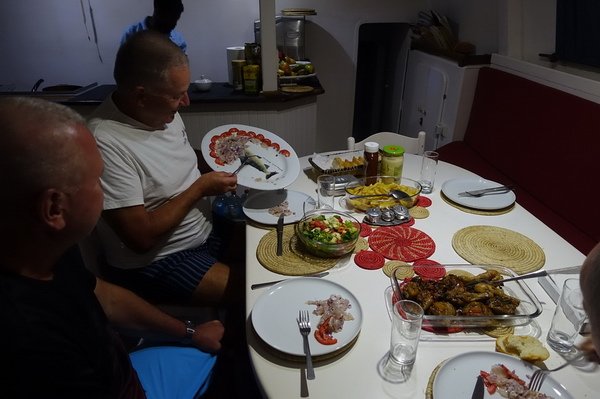 večeře na palubě obytné lodě