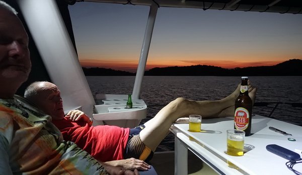 večerní relaxace na horní palubě obytné lodě