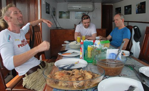obed v jidelne na horni palube lode Pescador obed v jidelne na horni palube lode Pescador