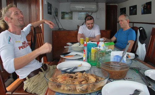 obed v jidelne na horni palube lode Pescador