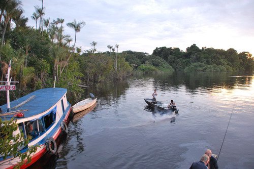 rano na Rio Negro - rybarske lode a doprovodna lod rano na Rio Negro - rybarske lode a doprovodna lod