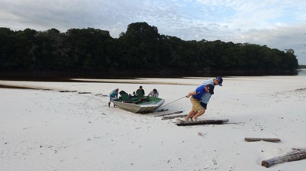 pretahovani lode z reky do laguny
