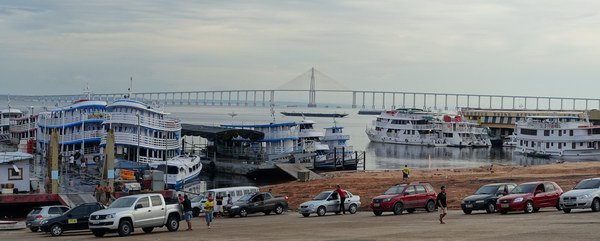 pristaviste lodni dopravy v Manaus, pohled na most pres Rio Negro pristaviste lodni dopravy v Manaus, pohled na most pres Rio Negro