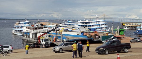 Manaus, ricni pristav na Rio Negro, v pozadi most pres reku