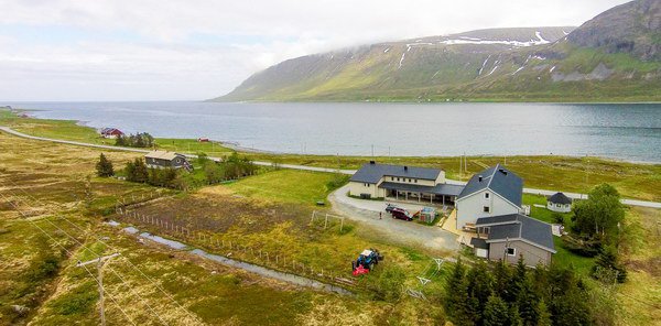 Lauksletta - dum s apartmany na brehu Lauksundu, pohled k severovychodu Lauksletta - dum s apartmany na brehu Lauksundu, pohled k severovychodu