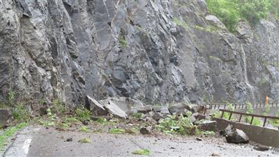 silnice do Roanu po sesuvu skalniho masivu