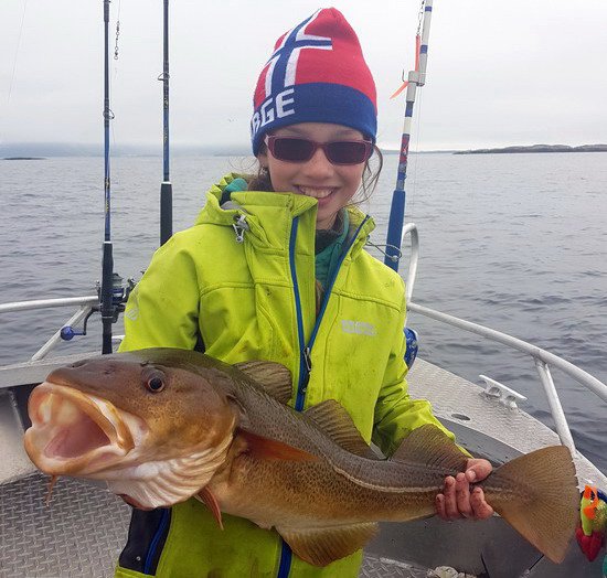 Desetiletá rybářka a treska obecná 85 cm Desetiletá rybářka a treska obecná 85 cm