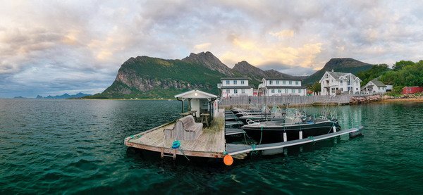 Nordskot - kotviste lodi s pristreskem na zpracovani ryb primo na molu