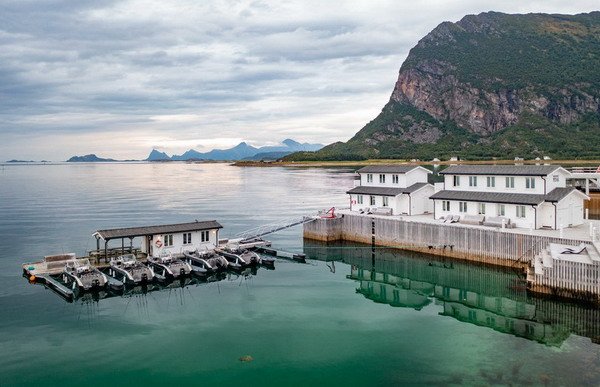 Nordskot - domky a kotviste lodi s pristreskem na zpracovani ryb primo na molu