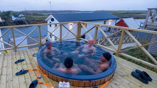 Traena - relaxacni bazenek, hottub pred domkem se saunou a společenskou místností
